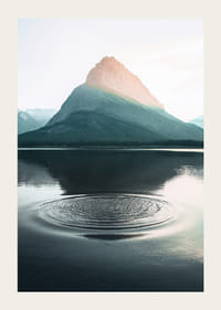 Foto van waterrimpelingen op het meer met bergen op de achtergrond-3