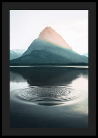 Foto van waterrimpelingen op het meer met bergen op de achtergrond-4