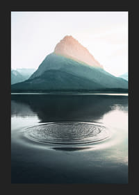 Foto van waterrimpelingen op het meer met bergen op de achtergrond-5