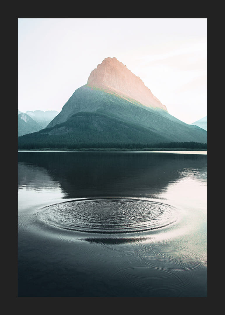 Foto van waterrimpelingen op het meer met bergen op de achtergrond-12
