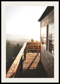 Fénykép egy fából készült verandáról naplemente és erdő hátterében, meleg tónusokban-2