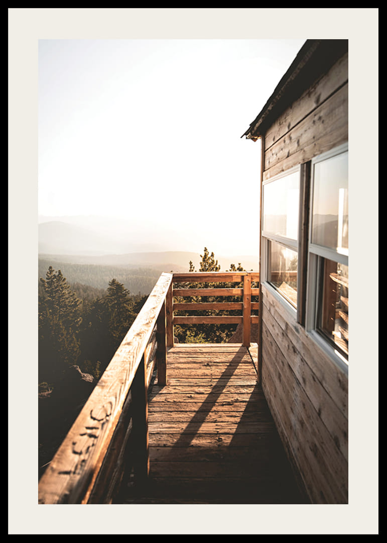 Fénykép egy fából készült verandáról naplemente és erdő hátterében, meleg tónusokban-12
