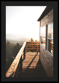 Fénykép egy fából készült verandáról naplemente és erdő hátterében, meleg tónusokban-4