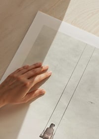 Illustrerad kvinna med hatt på gunga mot ljus himmel-9