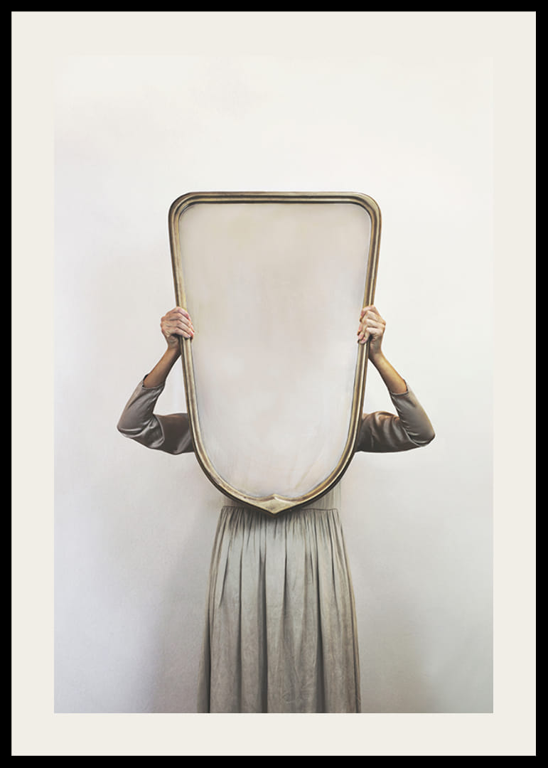 Fotografiskt motiv av kvinna i grå klänning med spegel-12