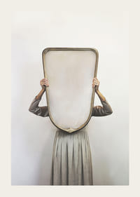 Fotografiskt motiv av kvinna i grå klänning med spegel-3