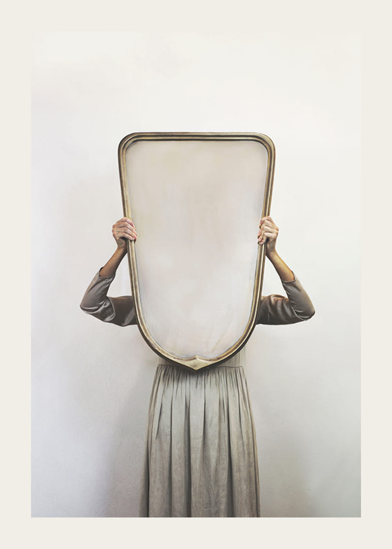 Fotografiskt motiv av kvinna i grå klänning med spegel-12