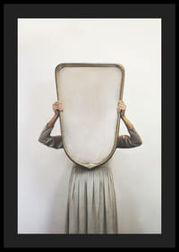 Fotografiskt motiv av kvinna i grå klänning med spegel-4