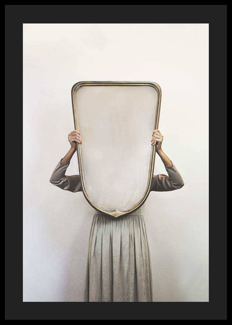 Fotografiskt motiv av kvinna i grå klänning med spegel-12