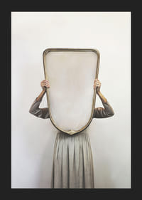 Fotografiskt motiv av kvinna i grå klänning med spegel-5