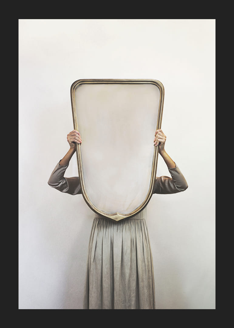 Fotografiskt motiv av kvinna i grå klänning med spegel-12