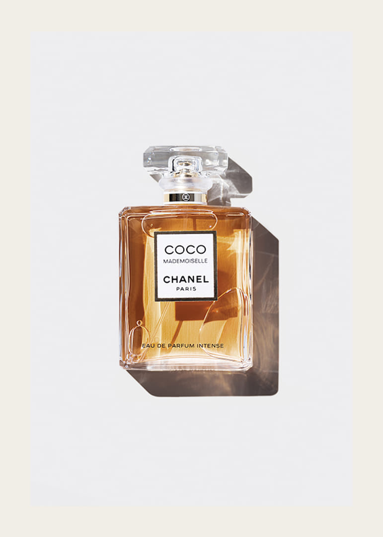 Fotografie cu sticla Chanel Coco Mademoiselle pe fundal alb-12