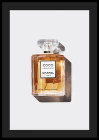 Fotografie cu sticla Chanel Coco Mademoiselle pe fundal alb-4