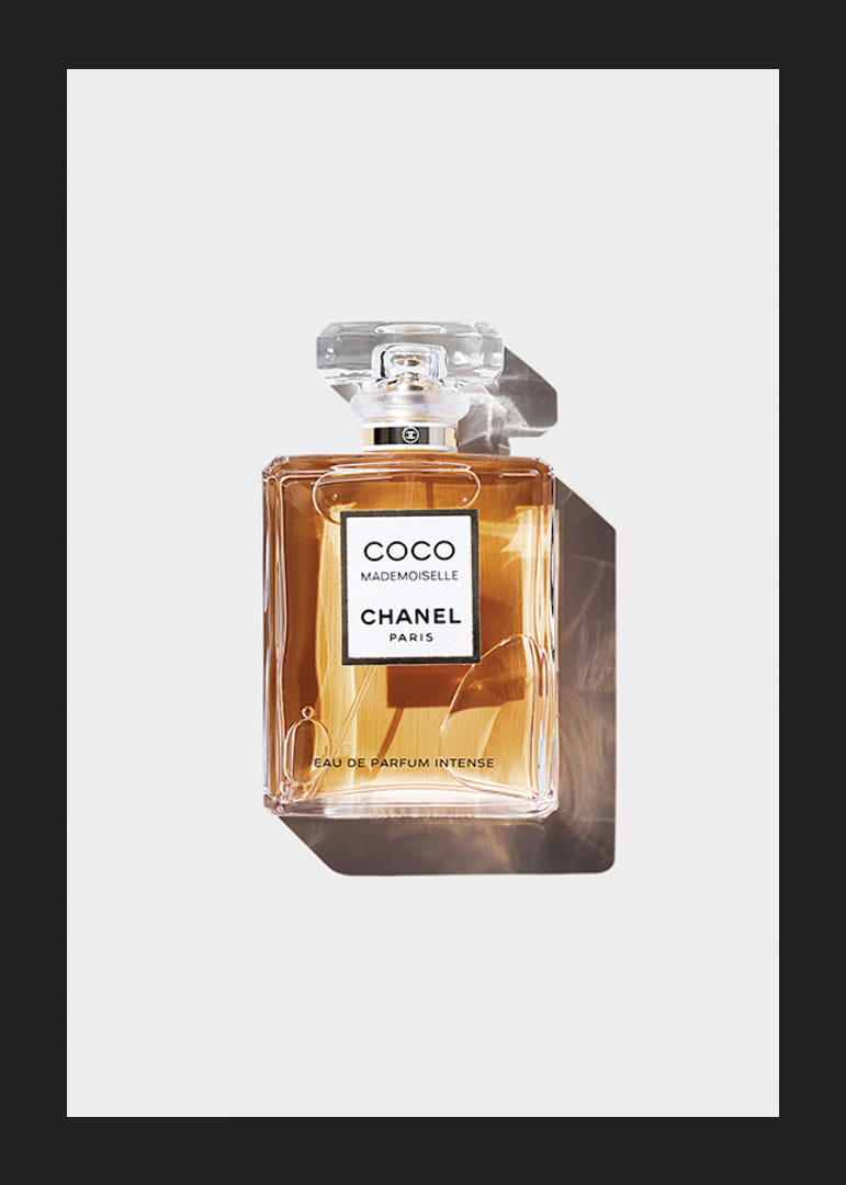 Fotografie cu sticla Chanel Coco Mademoiselle pe fundal alb-12