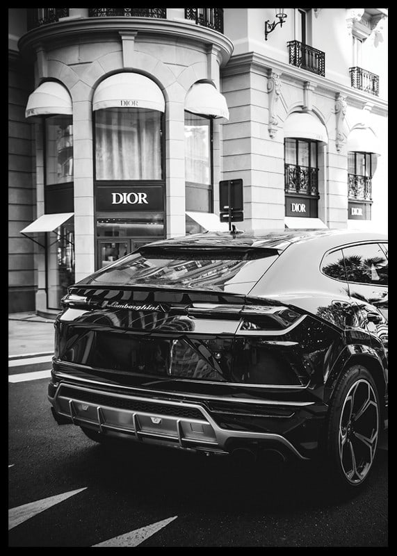 Svartvit Lamborghini SUV framför Dior-butik i stadsmiljö-12