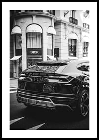 Svartvit Lamborghini SUV framför Dior-butik i stadsmiljö-0
