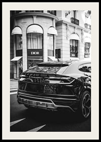 Svartvit Lamborghini SUV framför Dior-butik i stadsmiljö-2