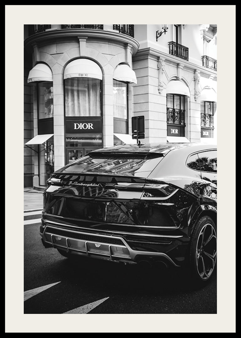 Svartvit Lamborghini SUV framför Dior-butik i stadsmiljö-12