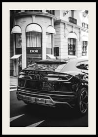 SUV Lamborghini blanco y negro frente a la tienda Dior en un entorno urbano-2