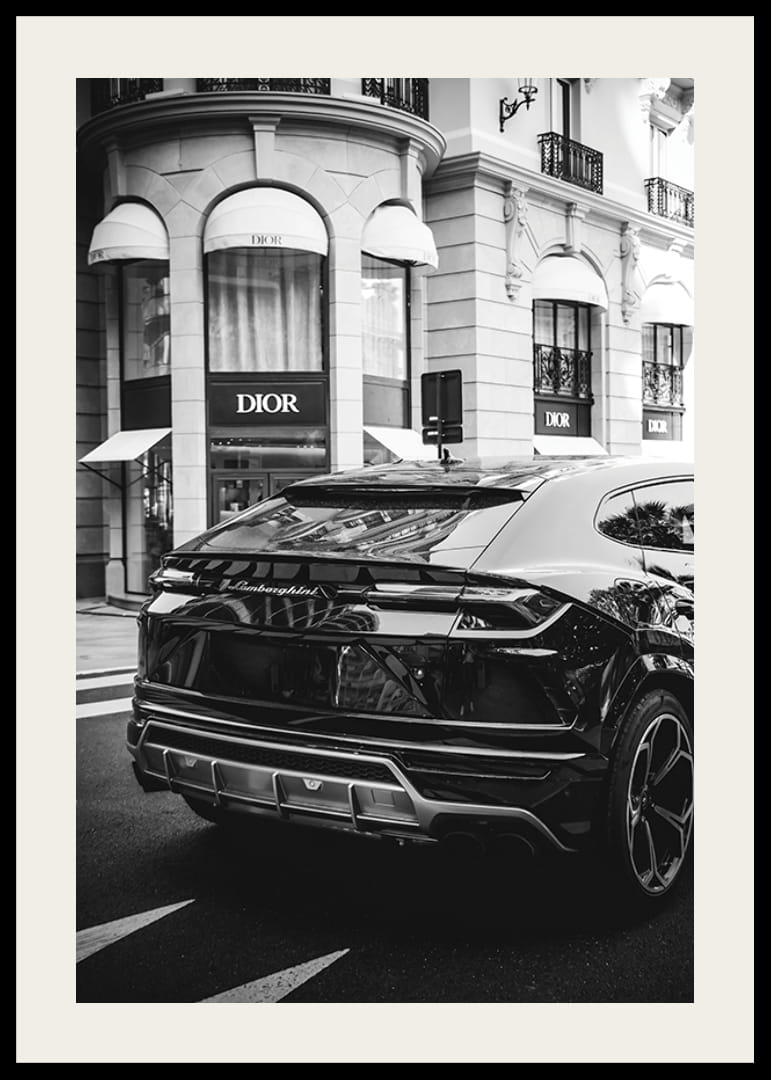 SUV Lamborghini blanco y negro frente a la tienda Dior en un entorno urbano-12