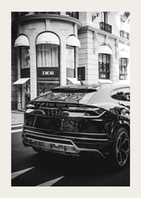 SUV Lamborghini blanco y negro frente a la tienda Dior en un entorno urbano-3