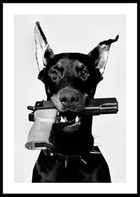 Čiernobiely doberman so zbraňou v ústach na svetlom pozadí-0