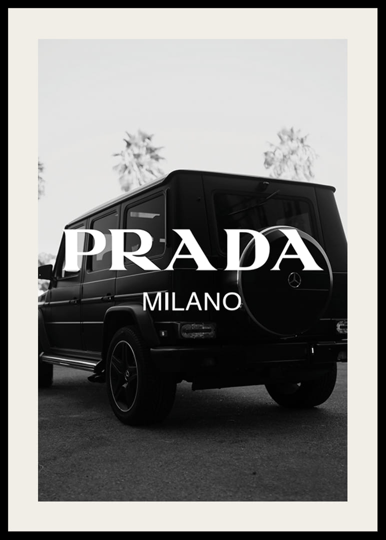 Melnbalts Mercedes G klases aizmugures skats ar Prada logotipu-12