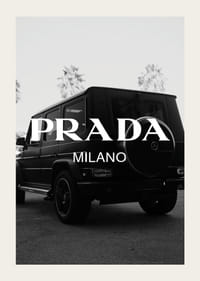Melnbalts Mercedes G klases aizmugures skats ar Prada logotipu-3