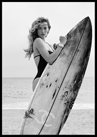 Photographie de mode en noir et blanc d'une femme en maillot de bain avec planche de surf-6