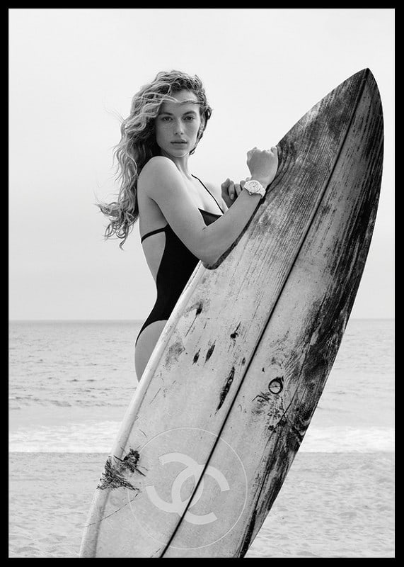 Photographie de mode en noir et blanc d'une femme en maillot de bain avec planche de surf-12