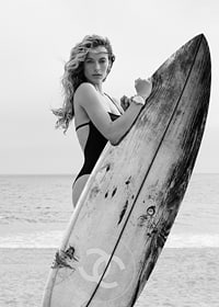 Photographie de mode en noir et blanc d'une femme en maillot de bain avec planche de surf-7