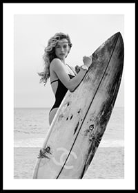 Photographie de mode en noir et blanc d'une femme en maillot de bain avec planche de surf-0