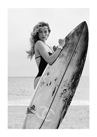 Photographie de mode en noir et blanc d'une femme en maillot de bain avec planche de surf-1
