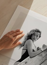 Photographie de mode en noir et blanc d'une femme en maillot de bain avec planche de surf-9