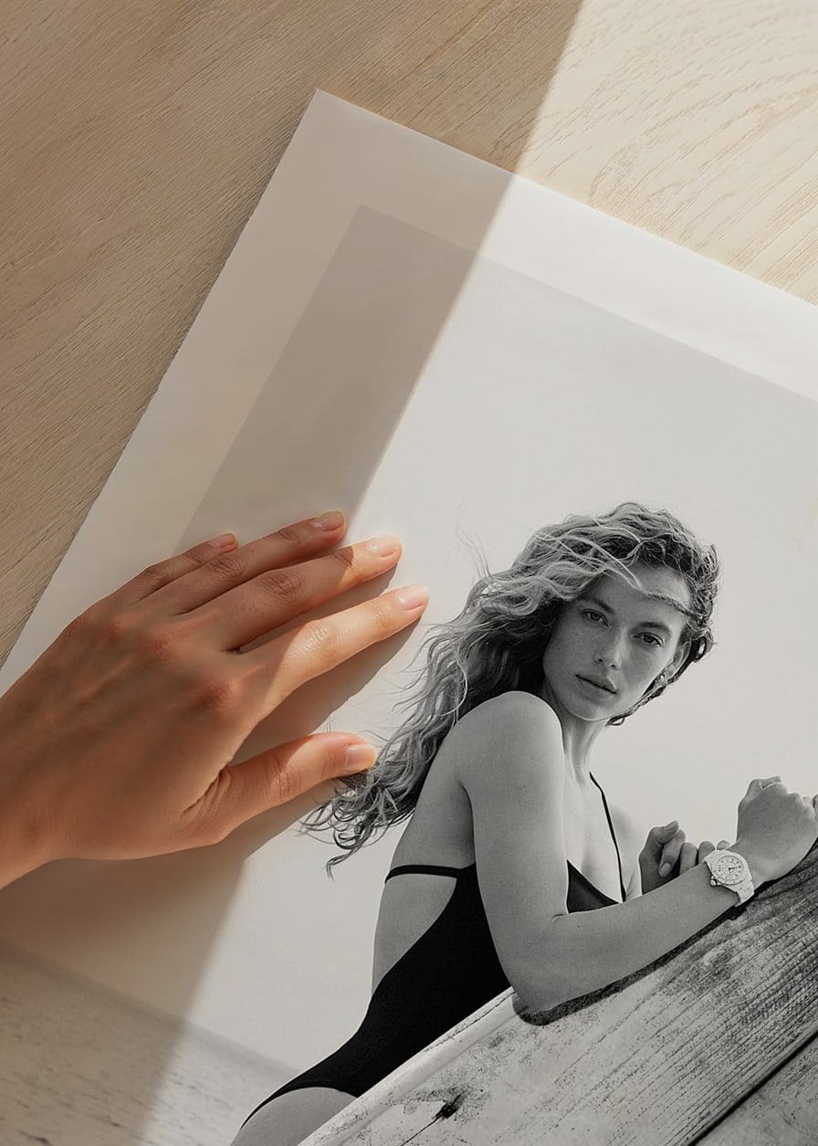 Photographie de mode en noir et blanc d'une femme en maillot de bain avec planche de surf-12
