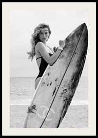 Photographie de mode en noir et blanc d'une femme en maillot de bain avec planche de surf-2