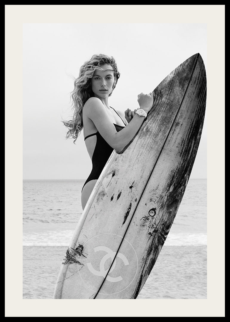 Photographie de mode en noir et blanc d'une femme en maillot de bain avec planche de surf-12