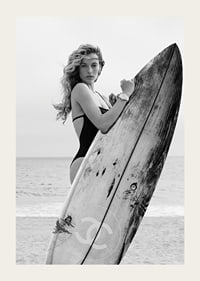 Photographie de mode en noir et blanc d'une femme en maillot de bain avec planche de surf-3
