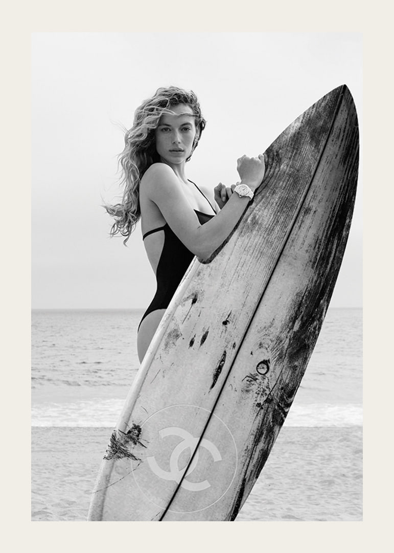 Photographie de mode en noir et blanc d'une femme en maillot de bain avec planche de surf-12