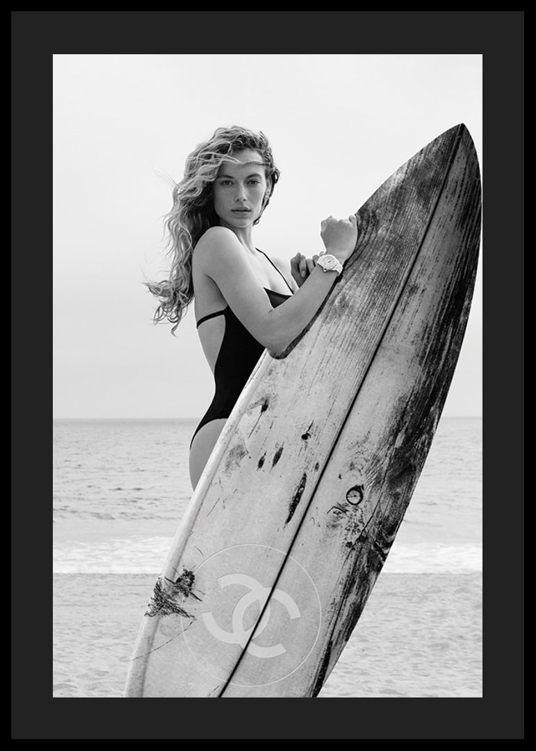 Photographie de mode en noir et blanc d'une femme en maillot de bain avec planche de surf-12