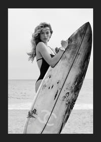 Svartvit modefotografi av kvinna i baddräkt med surfbräda-5