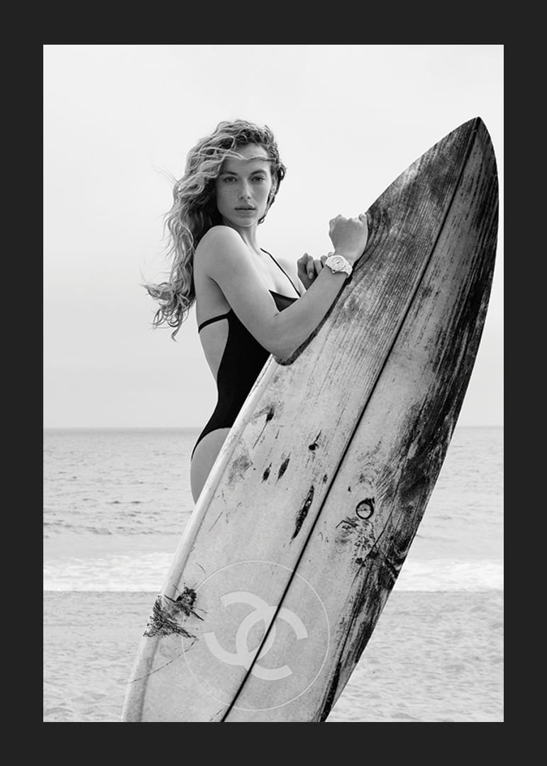 Svartvit modefotografi av kvinna i baddräkt med surfbräda-12