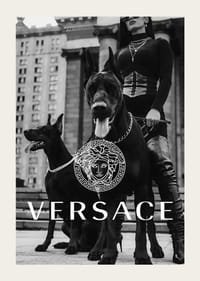 Foto de moda em preto e branco de mulher com dois cães Doberman-3