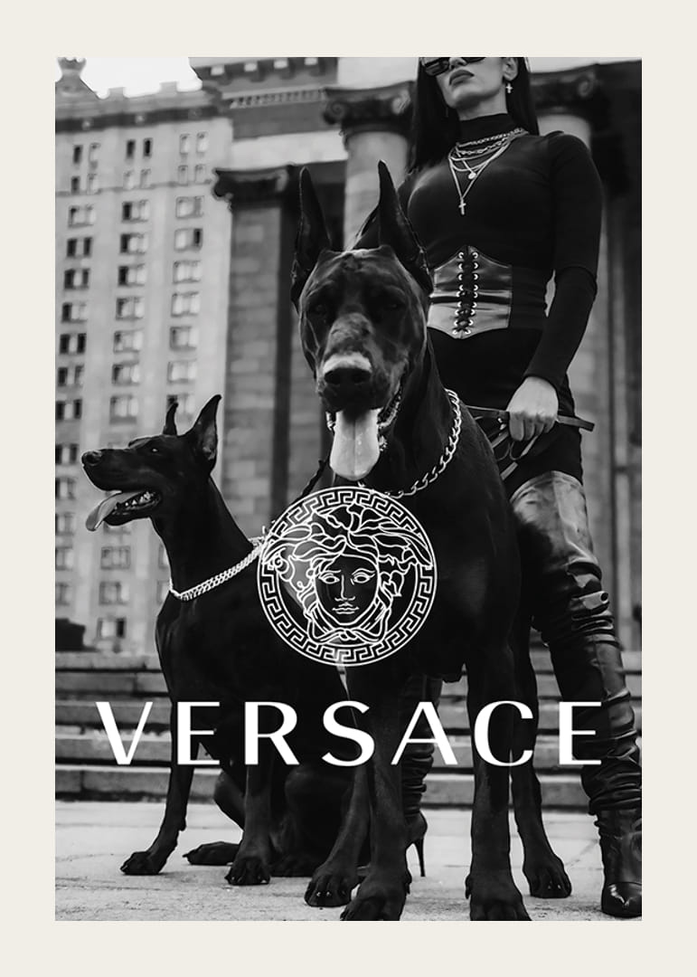 Foto de moda em preto e branco de mulher com dois cães Doberman-12