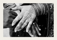 Schwarz-Weiß-Foto von mit Henna und Schmuck verzierten Händen-3