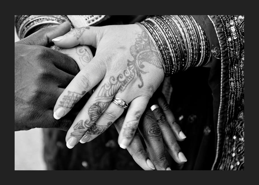 Schwarz-Weiß-Foto von mit Henna und Schmuck verzierten Händen-12