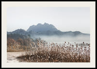 Fotografische Landschaft mit Schilf, Fluss und Bergen im Nebel-2