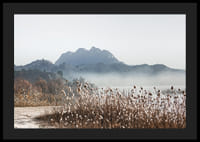 Fotografische Landschaft mit Schilf, Fluss und Bergen im Nebel-4