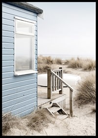 Fotografi av ljusblått strandhus vid sanddyner och torrt gräs-6