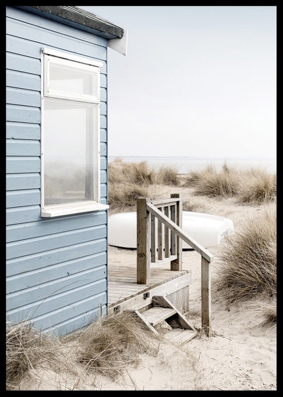 Fotografi av ljusblått strandhus vid sanddyner och torrt gräs-12